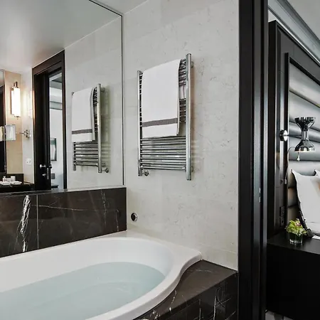 Hotel Royal Savoy &
